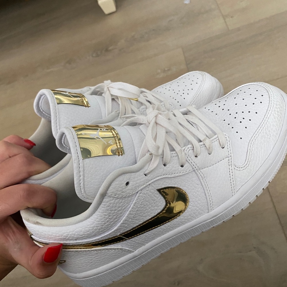Women’s Air Jordan 1 lows Gold and White size 10